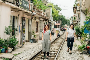 Hanoi, Vietnam - 24 Mayıs 2024 Fırtınalı trenin fotoğraflarını çeken turistler. Hanoi Tren Sokağı. Yüksek kalite fotoğraf