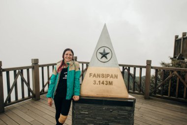 Vietnam 'ın Lao Cai eyaletindeki Sa Pa kasabasında 3143 metre yükseklikteki Fansipan dağ zirvesine bakıyoruz. Yüksek kalite fotoğraf