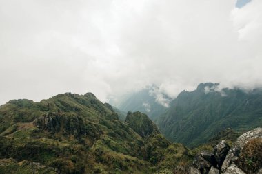 Vietnam 'ın Lao Cai eyaletindeki Sa Pa kasabasında 3143 metre yükseklikteki Fansipan dağ zirvesine bakıyoruz. Yüksek kalite fotoğraf