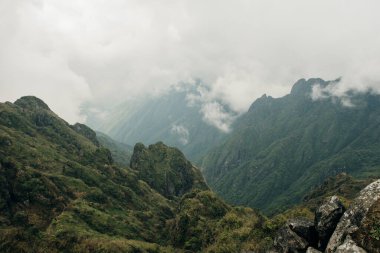 Vietnam 'ın Lao Cai eyaletindeki Sa Pa kasabasında 3143 metre yükseklikteki Fansipan dağ zirvesine bakıyoruz. Yüksek kalite fotoğraf