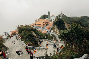 Vietnam 'ın Lao Cai eyaletindeki Sa Pa kasabasında 3143 metre yükseklikteki Fansipan dağ zirvesine bakıyoruz. Yüksek kalite fotoğraf