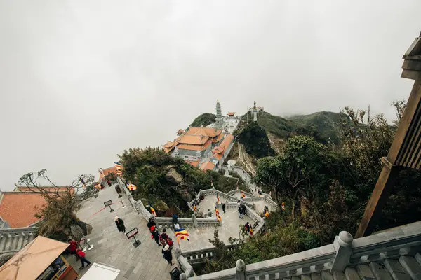 Vietnam 'ın Lao Cai eyaletindeki Sa Pa kasabasında 3143 metre yükseklikteki Fansipan dağ zirvesine bakıyoruz. Yüksek kalite fotoğraf