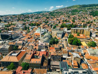 Bosna-Hersek 'te günbatımında Saraybosna' nın hava manzarası. Yüksek kalite fotoğraf