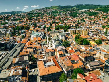 Bosna-Hersek 'te günbatımında Saraybosna' nın hava manzarası. Yüksek kalite fotoğraf