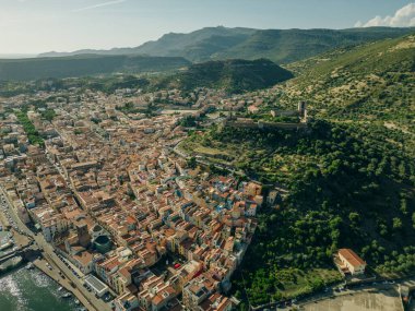 Bosa 'nın havadan görünüşü, İtalya' nın Sardunya adası Oristano yakınlarındaki küçük renkli bir kasaba. Yüksek kalite fotoğraf