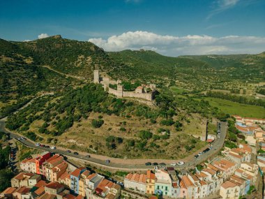 Bosa 'nın havadan görünüşü, İtalya' nın Sardunya adası Oristano yakınlarındaki küçük renkli bir kasaba. Yüksek kalite fotoğraf