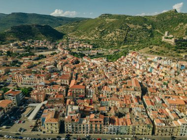 Bosa 'nın havadan görünüşü, İtalya' nın Sardunya adası Oristano yakınlarındaki küçük renkli bir kasaba. Yüksek kalite fotoğraf