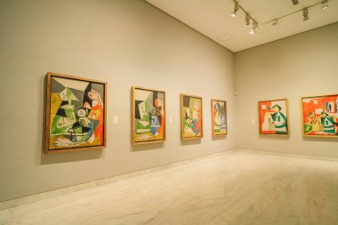 Barselona, İspanya - 2 Mayıs 2024 Picasso Müzesi 'nde resimlere bakan insanlar. Yüksek kalite fotoğraf
