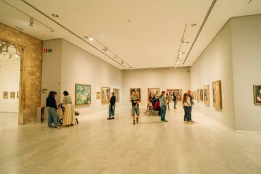 Barselona, İspanya - 2 Mayıs 2024 Picasso Müzesi 'nde resimlere bakan insanlar. Yüksek kalite fotoğraf