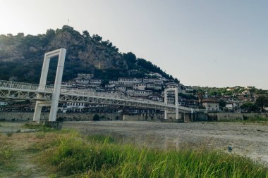 BERAT, ALBANIA, 13 Nisan 2024: Arnavutluk 'taki Sırp bulvarından görülen Berat kalesi. Yüksek kalite fotoğraf