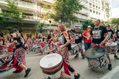 Yunanistan, Selanik - 2 Mayıs 2024 Halk Festivali 'nde sokak yürüyüşünde davul çalan müzik grubu. Yüksek kalite fotoğraf