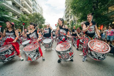 Yunanistan, Selanik - 2 Mayıs 2024 Halk Festivali 'nde sokak yürüyüşünde davul çalan müzik grubu. Yüksek kalite fotoğraf