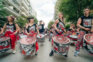 Yunanistan, Selanik - 2 Mayıs 2024 Halk Festivali 'nde sokak yürüyüşünde davul çalan müzik grubu. Yüksek kalite fotoğraf