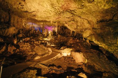 Postojna Mağara Parkı, Postojna, Slovenya 'nın güzel ve şaşırtıcı sarkıtları manzarası. Yüksek kalite fotoğraf