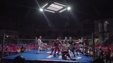 MEXICO Tuxtla Gutierrez, - 2 Mayıs 2024 Ringside view of a lucha libre. Yüksek kalite 4k görüntü