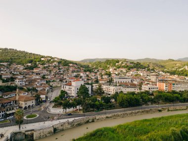 BERAT, ALBANIA, 13 Nisan 2024: Arnavutluk 'taki Sırp bulvarından görülen Berat kalesi. Yüksek kalite fotoğraf