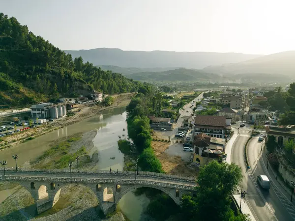 BERAT, ALBANIA, 13 Nisan 2024: Arnavutluk 'taki Sırp bulvarından görülen Berat kalesi. Yüksek kalite fotoğraf