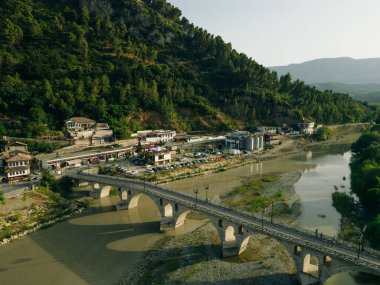 BERAT, ALBANIA, 13 Nisan 2024: Arnavutluk 'taki Sırp bulvarından görülen Berat kalesi. Yüksek kalite fotoğraf