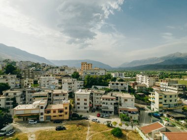 Arnavutluk 'un Cirokaster kentinin merkezine bakan şatodan yaz mevsiminde bir manzara. Yüksek kalite fotoğraf