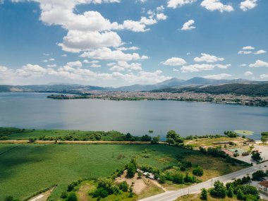 Yunanistan 'ın Epirus bölgesindeki Ioannina Gölü' ndeki Ioannina Adası 'nın havadan görünüşü. Yüksek kalite fotoğraf