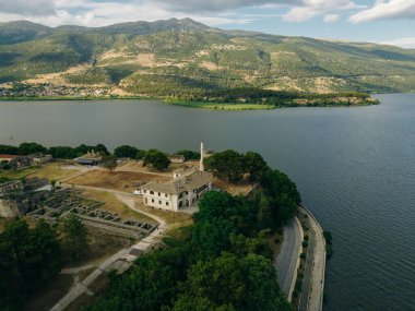 Yunanistan 'ın Epirus bölgesindeki Ioannina Gölü' ndeki Ioannina Adası 'nın havadan görünüşü. Yüksek kalite fotoğraf