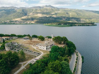 Yunanistan 'ın Epirus bölgesindeki Ioannina Gölü' ndeki Ioannina Adası 'nın havadan görünüşü. Yüksek kalite fotoğraf