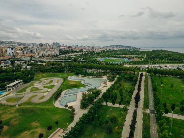 İstanbul, Türkiye - Asya yakasının Marmara Denizi kıyısındaki Maltepe ilçesindeki parkın havadan görünüşü. Yüksek kalite fotoğraf