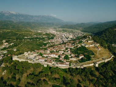 BERAT, ALBANIA, 13 Nisan 2024: Arnavutluk 'taki Sırp bulvarından görülen Berat kalesi. Yüksek kalite fotoğraf