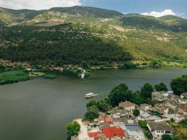 Yunanistan 'ın Epirus bölgesindeki Ioannina Gölü' ndeki Ioannina Adası 'nın havadan görünüşü. Yüksek kalite fotoğraf