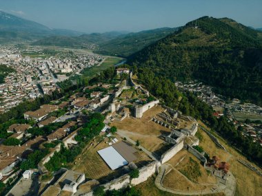 BERAT, ALBANIA, 13 Nisan 2024: Arnavutluk 'taki Sırp bulvarından görülen Berat kalesi. Yüksek kalite fotoğraf