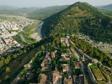 BERAT, ALBANIA, 13 Nisan 2024: Arnavutluk 'taki Sırp bulvarından görülen Berat kalesi. Yüksek kalite fotoğraf