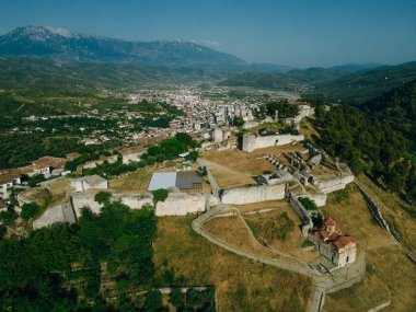 BERAT, ALBANIA, 13 Nisan 2024: Arnavutluk 'taki Sırp bulvarından görülen Berat kalesi. Yüksek kalite fotoğraf