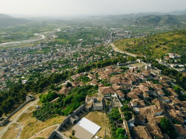 BERAT, ALBANIA, 13 Nisan 2024: Arnavutluk 'taki Sırp bulvarından görülen Berat kalesi. Yüksek kalite fotoğraf