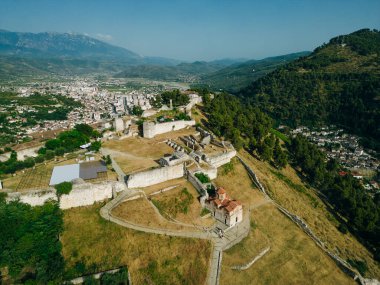 BERAT, ALBANIA, 13 Nisan 2024: Arnavutluk 'taki Sırp bulvarından görülen Berat kalesi. Yüksek kalite fotoğraf