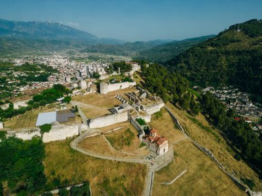 BERAT, ALBANIA, 13 Nisan 2024: Arnavutluk 'taki Sırp bulvarından görülen Berat kalesi. Yüksek kalite fotoğraf