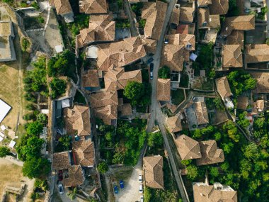 BERAT, ALBANIA, 13 Nisan 2024: Arnavutluk 'taki Sırp bulvarından görülen Berat kalesi. Yüksek kalite fotoğraf