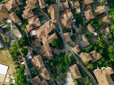 BERAT, ALBANIA, 13 Nisan 2024: Arnavutluk 'taki Sırp bulvarından görülen Berat kalesi. Yüksek kalite fotoğraf