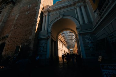 Merida, Yucatan, Meksika - 4 Nisan 2024 Merida eski caddesi, gün batımında sömürge tarzı bina. Yüksek kalite fotoğraf