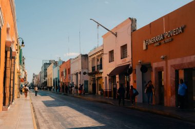 Merida, Yucatan, Meksika - 4 Nisan 2024 Merida eski caddesi, gün batımında sömürge tarzı bina. Yüksek kalite fotoğraf
