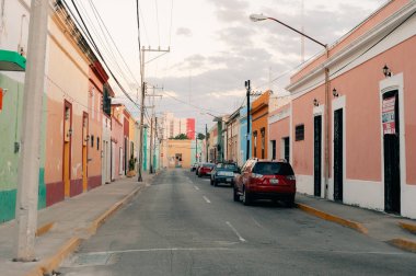 Merida, Yucatan, Meksika - 4 Nisan 2024 Merida eski caddesi, gün batımında sömürge tarzı bina. Yüksek kalite fotoğraf