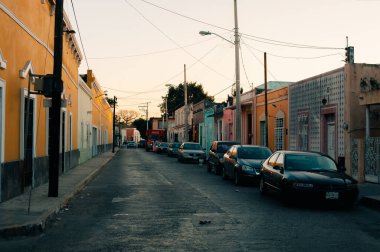 Merida, Yucatan, Meksika - 4 Nisan 2024 Merida eski caddesi, gün batımında sömürge tarzı bina. Yüksek kalite fotoğraf