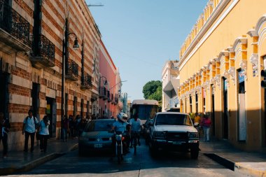 Merida, Yucatan, Meksika - 4 Nisan 2024 Merida eski caddesi, gün batımında sömürge tarzı bina. Yüksek kalite fotoğraf