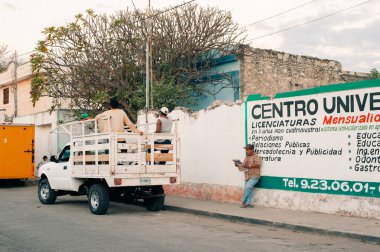 Merida, Yucatan, Meksika - 4 Nisan 2024 Merida eski caddesi, gün batımında sömürge tarzı bina. Yüksek kalite fotoğraf