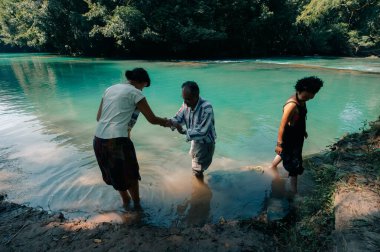 Meksika 'daki Agua Azul şelalelerinin panoramik manzarası - 2 Mayıs 2024. Yüksek kalite fotoğraf
