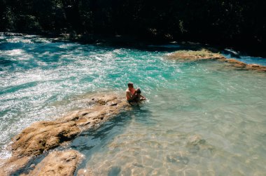 Meksika 'daki Agua Azul şelalelerinin panoramik manzarası - 2 Mayıs 2024. Yüksek kalite fotoğraf