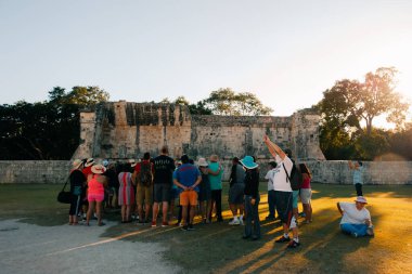Chichen Itza, Yucatan, Meksika - 13 Şubat 2024 Meksika 'daki Chichen Itza' da turistler. Yüksek kalite fotoğraf