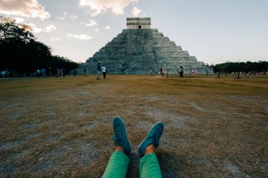 Chichen Itza, Yucatan, Meksika - 13 Şubat 2024 Meksika 'daki Chichen Itza' da turistler. Yüksek kalite fotoğraf
