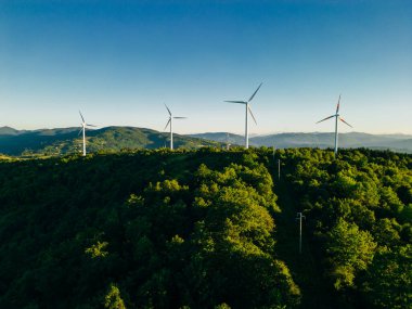 Rüzgâr çiftliği ya da rüzgar parkının panoramik görüntüsü, jenerasyon için yüksek rüzgar türbinleri ve fotokopi alanı. Yüksek kalite fotoğraf