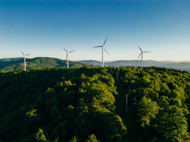 Rüzgâr çiftliği ya da rüzgar parkının panoramik görüntüsü, jenerasyon için yüksek rüzgar türbinleri ve fotokopi alanı. Yüksek kalite fotoğraf
