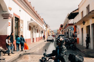 San Cristobal de las Casas, Chiapas, Meksika - 2 Nisan 2024 Sokak manzarası. Yüksek kalite fotoğraf